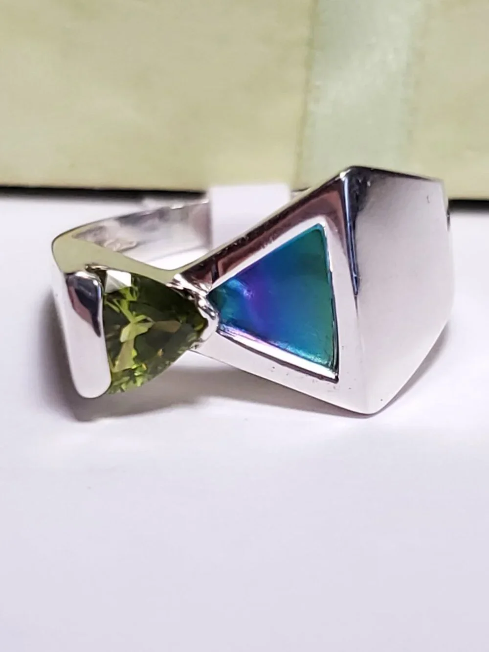 Estate 4ctw Natural Peridot & Abalone sideways triangle SterlingSilver Ring24831 - Picture 5 of 6